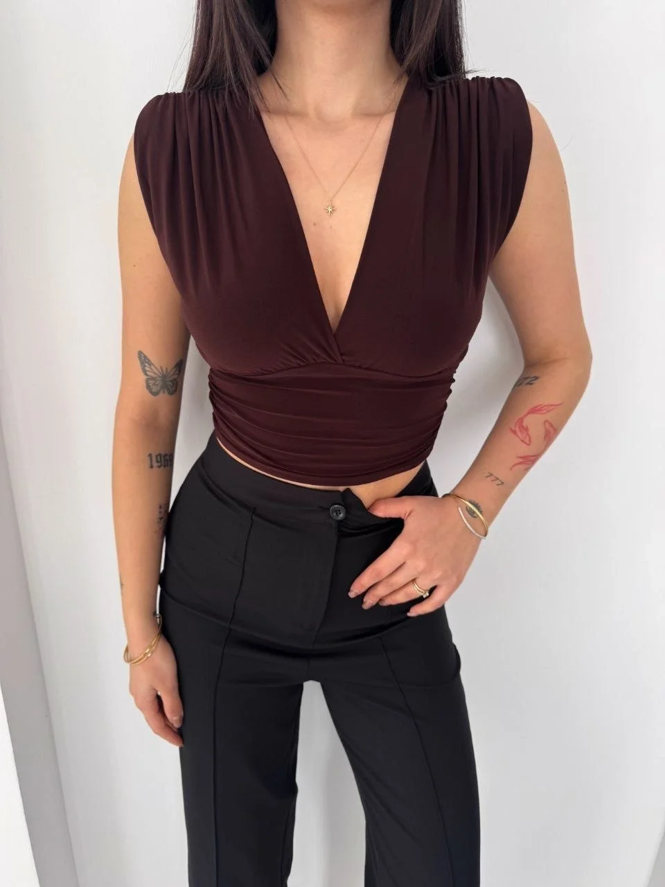 69d2743dc9aeb-92527866-sw960sh1280 Kadın Vatkalı Kolsuz V Yaka Drapeli Crop Bluz Likralı Fit - Görsel 1